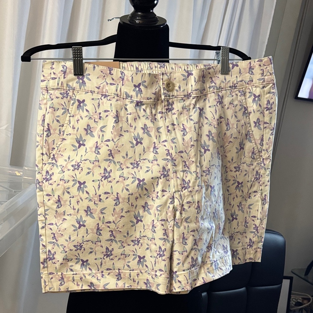 JACHS Girlfriend Floral Print Shorts in Cream and Lavender